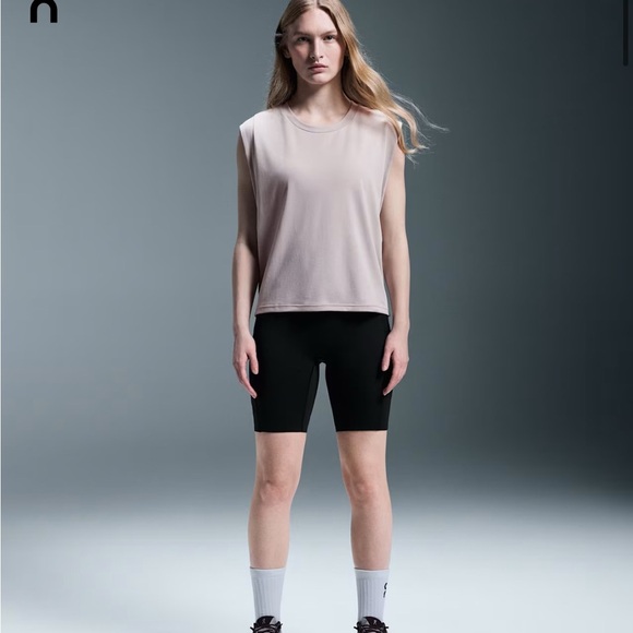 ON Running Focus Crop - Picture 1 of 11